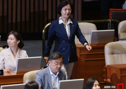 [포토] 국회 법사위원장에 민주 추미애 선출…추 "검찰개혁 과제 완수"