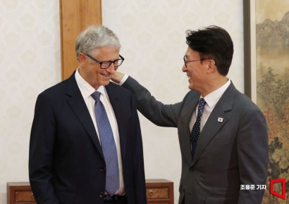 [포토] 빌 게이츠 이사장 먼지 털어주는 김민석 총리 