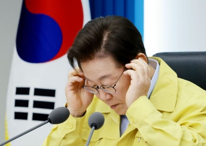휴가지에서 '조국 사면' 결정한 李 "피해가 있더라도 할 일은 합시다"