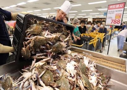"10년 전보다 싸다"…대형마트 3사, 가을 햇꽃게 최저가 경쟁 