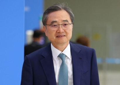 외교장관, 돌연 미국行…정부 "한미정상회담, 예정대로 진행"