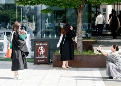 취업난·각자도생…졸업식 스냅사진 열풍의 그림자