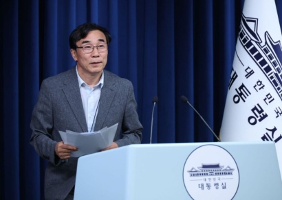 靑 경청수석, 광주 고교생 살인사건 유가족 위로…"못 지켜 죄송"
