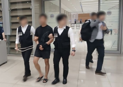 대기업 회장·연예인도 당했다…계좌서 380억 빼돌린 범죄조직 총책 송환