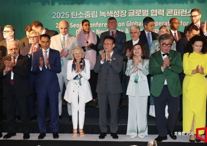 [포토] 탄소중립 컨퍼런스 박수치는 김민석 총리