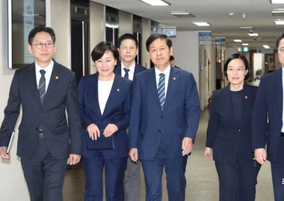 [포토] 밝은표정의 경제관계 장관들