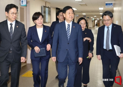 [포토] 새정부 경제성장전략 발표장 입장하는 경제장관들