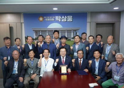 의병 후손 모현계, 국회방문… 박상웅 의원에게 감사패 전달
