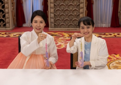 '성공과 안녕'·'굳은 인연' 김혜경 여사, 日총리 부인과 '한·일 전통 매듭'으로 친교