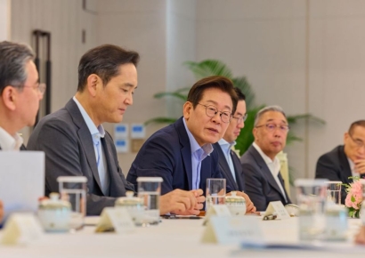 SK·LG·한화 등 재계 총수, 한미 정상회담 사절단으로 출국