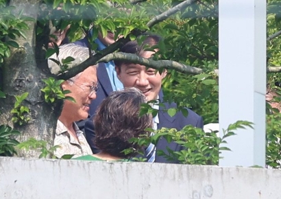 조국, 문재인 전 대통령 예방…文 "초심 잃지 말아달라"