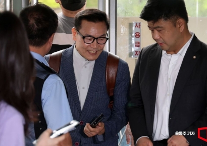 [포토] 송호종 전 경호처 부장, 웃으면서 특검 출석