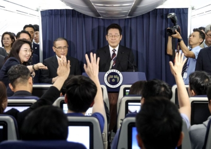 '깜짝' 기내 기자간담회 연 李대통령 "야당과 대화 당연…저는 국민의 대표" 