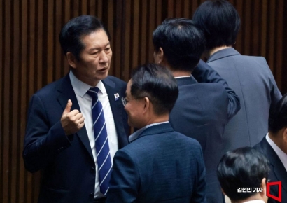 [포토] 의원들과 대화하는 정청래 대표