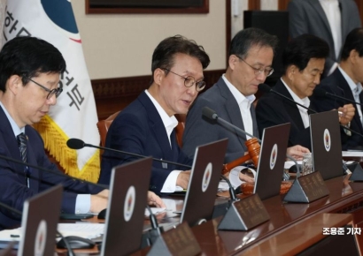 [포토] 의사봉 두드리는 김민석 총리