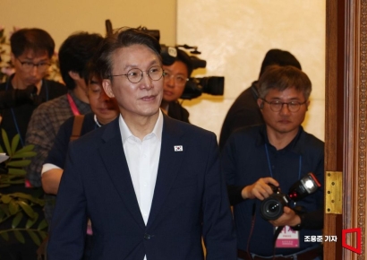 [포토] 국무회의 입장하는 김민석 총리