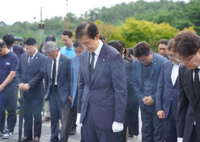 [포토] 조국, 5·18묘역서 희생영령 추모