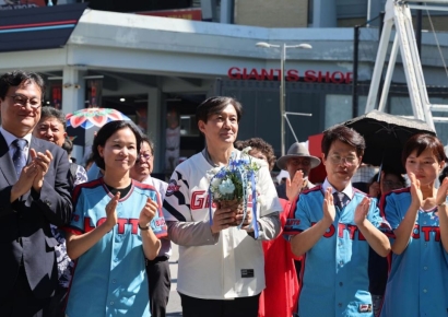롯데 자이언츠 12연패 끊자…책임론 나왔던 조국 반응 보니