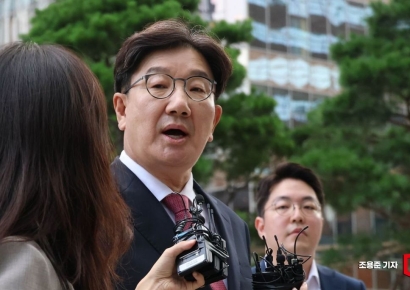 [포토] 취재진 질문에 답하는 권성동 의원
