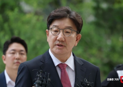 [포토] 취재진 질문에 답하는 권성동 의원