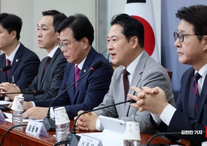 [포토] 장동혁, 첫 최고위 회의 주재..."과거 옷 벗고 미래로"