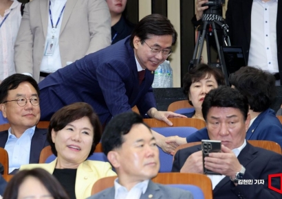 [포토] 의원총회 참석하는 조경태