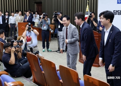 [포토] 의원들에게 인사하는 장동혁 신임 대표