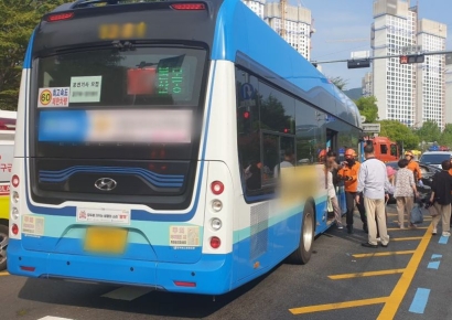 창원 S-BRT 구간서 유턴하던 승용차, 버스와 충돌 … 8명 경상