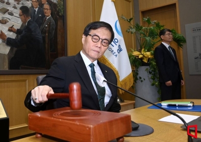 한은 금통위 "금리 동결, 수도권 집값·가계부채 추세적 안정 더 지켜봐야"