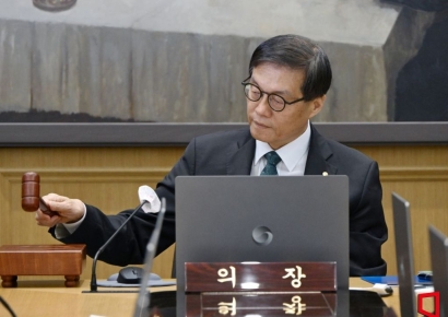 "집값 상승 불씨 남았다" 금리, 2연속 동결…성장률 0.9%로 상향(종합)