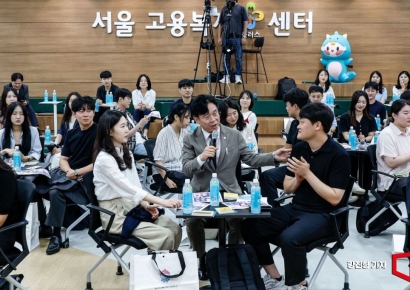[포토] 청년들과 대화하는 김영훈 장관