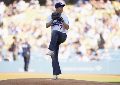 'Number 7' Son Heungmin Takes Dodgers Mound, Beams After Throwing a Strike