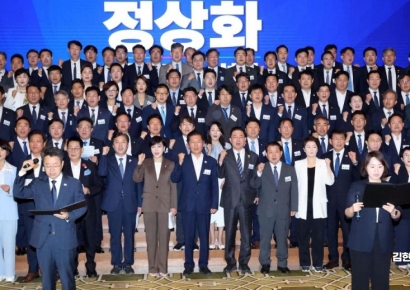 [포토] 결의문 낭독하는 더불어민주당