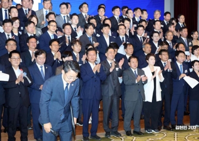 [포토] 민주, 정기국회 워크숍 마무리…"개혁입법 과감하게 관철" 결의