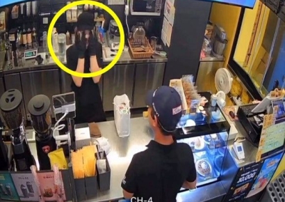 "오해 말고 들어요" 단골 아버지가 건넨 쇼핑백…초보 카페 사장 눈물 '왈칵'