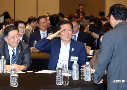 [포토] 거수경례로 인사하는 정청래-김병주