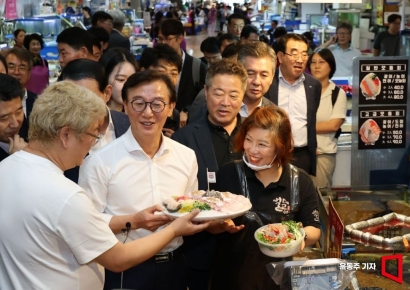 [포토] 노량진 수산시장 찾은 전재수 장관