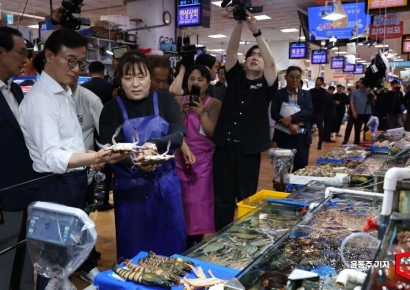 [포토] 가을 꽃게 구입하는 전재수 장관