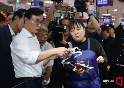 [포토] 전재수 장관, '가을 꽃게 풍년 입니다'