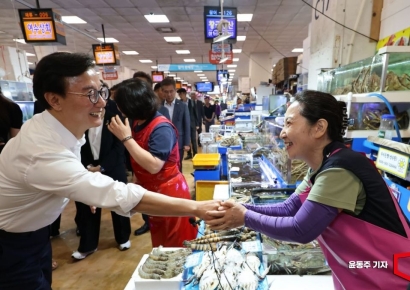 [포토] 노량진 수산시장 상인들 만나는 전재수 장관