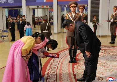 "속죄한다" 고개 숙인 김정은…러 파병군 유족 또 만나 위로