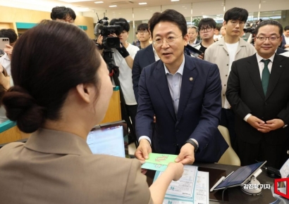 [포토] 예금상품 가입한 권대영 금융위 부위원장