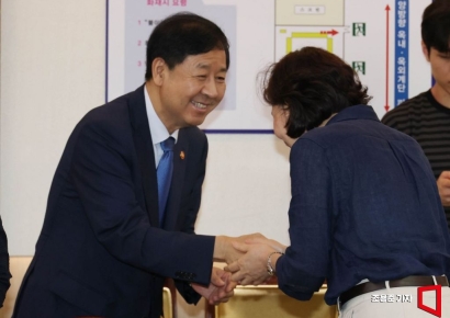 [포토] 위원들과 인사 나누는 구윤철 경제부총리