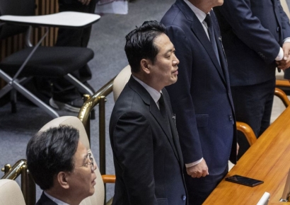 상복 입고 정기국회 개회식 참석…국힘 "의회민주주의 말살"
