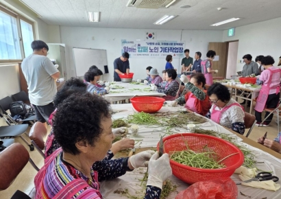 2시간 채소 다듬고 1만원…"요즘 살맛 난다" '밥퍼' 어르신 20만명 돌파