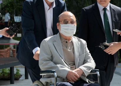 "김건희에 '나토 목걸이' 제공" 자수한 이봉관 서희건설 회장, 특검 출석