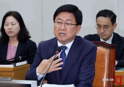 [포토] 질의 답하는 최교진 후보자