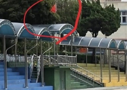 초등학교에 오성홍기 내걸리자 "여기가 중국이냐" 항의 폭주