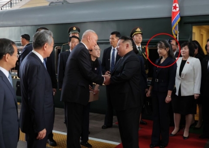 조부 故김일성처럼…주애 데리고 中나타난 김정은, '후계자 신고식?'
