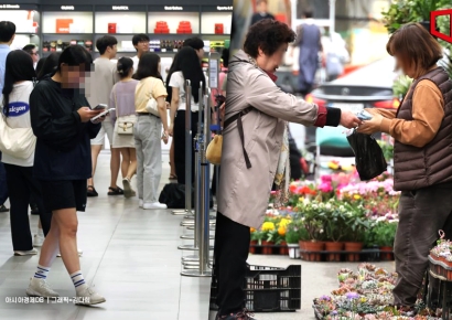 2분기 국민 지갑사정 개선… 민간수출·소비 회복, 성장률 0.7%로 상향(종합)